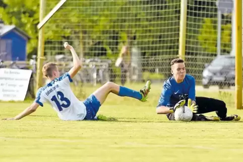 Der Lambsheimer Mario Montag grätscht in dieser Szene vergeblich. Bobenheim-Roxheims Keeper Lucas Hünerfauth hat den Ball. Die E