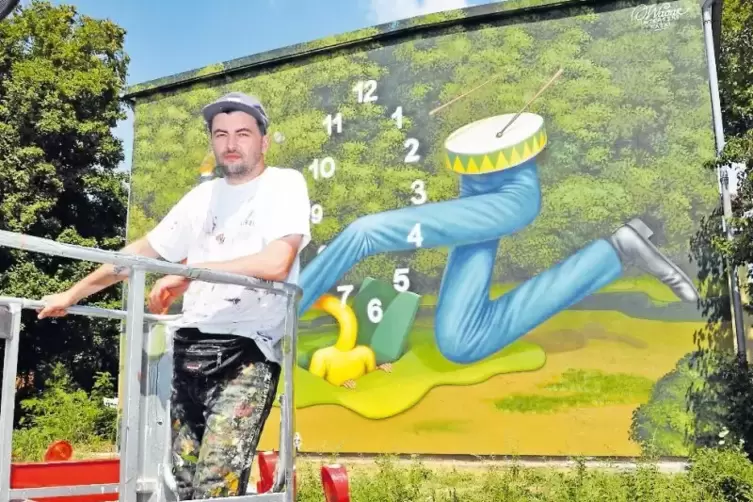 Der ukrainische Street-Art-Künstler Waone vor seiner neuen Wandarbeit in der Mannheimer Neckarstadt-West.