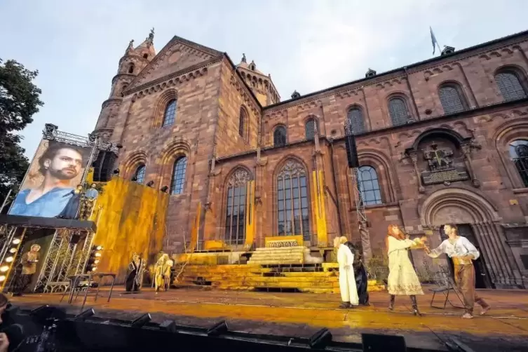 Neben Jürgen Prochnow auch ein Star des Stücks: die Bühne vor der Kulisse des Wormser Doms.