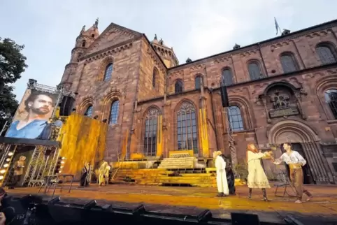 Neben Jürgen Prochnow auch ein Star des Stücks: die Bühne vor der Kulisse des Wormser Doms.