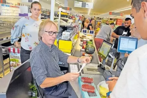 Kassenband statt Schreibtisch: Bürgermeister Stefan Veth bei der Benefiz-Aktion im Lidl-Markt.