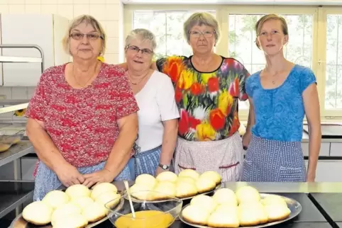 Sie haben keinen Dampfnudelblues, sondern Spaß an der Arbeit: (von links) Lilo Landmann, Heidi Marx, Traudl Spring und Iris Rhei