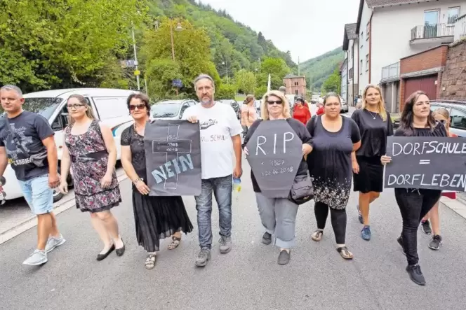 Trauerprozession für die Grundschule: Den Kerweumzug am Sonntag nahmen viele Frankensteiner noch einmal als Gelegenheit, gegen d Trauerprozession für die Grundschule: Den Kerweumzug am Sonntag nahmen viele Frankensteiner noch einmal als Gelegenheit, gegen d