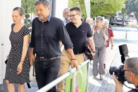 Der Besuch von Robert Habeck hatte für großes Medieninteresse gesorgt. Auch die Landesvorsitzende Jutta Paulus (2. von rechts) i