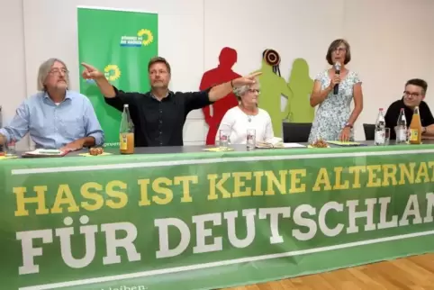 Der Bundesvorsitzende Robert Habeck (2.v.l.) mit Fraktionschef Bernhard Braun (ganz links), Jutta Wegmann, Ursula Schmitt-Wagner