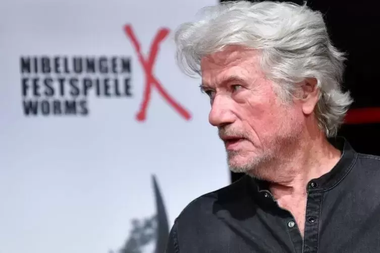 Der Schauspieler Jürgen Prochnow steht bei der Pressekonferenz zum diesjährigen Stück der Nibelungen-Festspiele mit dem Titel "S