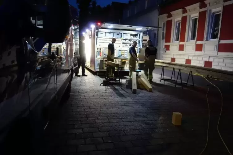 In der Nacht fertigten die Feuerwehrleute Holzelemente an, um ein einsturzgefährdetes Haus in der Kaiserslauterer Innenstadt pro