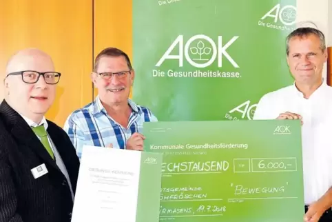 AOK-Abteilungsleiter Joachim Adrian überreichte dem ersten Beigeordneten Rudi Fuchs und Bürgermeister Jörg Schneider (von links)