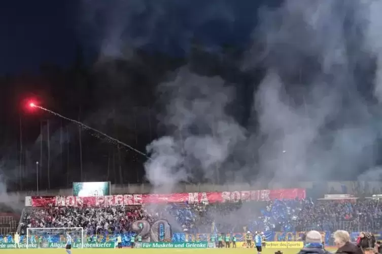 Beim Saarlandpokalspiel im März in Homburg waren Saarbrücker Fußballfans durch massiven Einsatz von Pyrotechnik und Feuerwerkskö