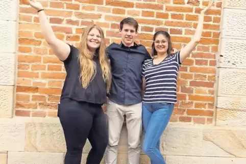 Janina Steinbach (links), Max Hampl und Djamila Al-Slaiman werden an der Städtischen Musikschule und Musikakademie in Germershei