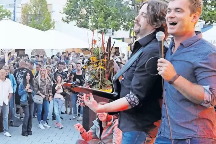 Die Gitarrenhelden, hier Eike Walter (links) und Sebastian Linzenmeyer,sorgen f&uuml;r Stimmung im Weindorf.
