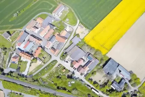 Bahnlinie, Straßen, Gebäudeanordnung – an mehreren Merkmalen erkannten einige Leser den Heubergerhof. Philipp Brandmeyer half et