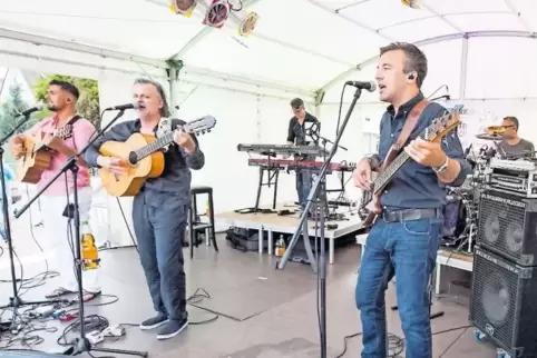 Leidenschaftliche Stimmen, rasante Gitarren: Rumbalea mit Christiano Gitano, Pepe De Alida, Christian Kern, Jan Markus Wulff, im