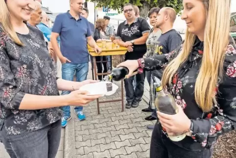 Zwei von vielen ehrenamtlichen Helfern: Franziska Lang (links) und Sandra Haag kredenzen den Gästen beim Mittelbrunner Schnapsbr