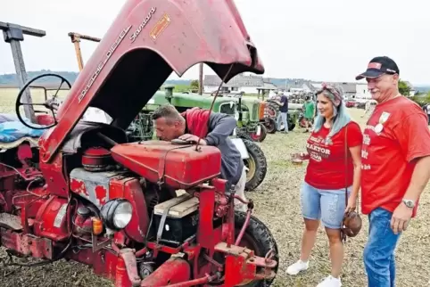 Ein roter Porsche: stolzer Besitz von Hartmut Kunz (rechts).