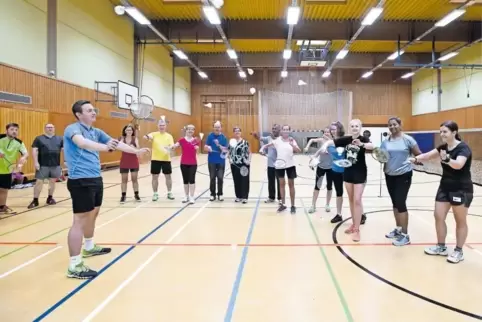 Ein Badminton-Schläger ist keine Bratpfanne: Von Trainer Daniel Büchel (links im blauen Shirt) lernen die Teilnehmer die richtig
