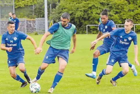 Umringt von Kameraden statt von Gegnern: Ricky Pinheiro (am Ball) hätte lieber im Trikot des FKP gegen seinen Ex-Verein Wormatia