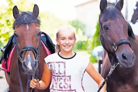 Charlotte Stuppi mit ihren Ponys Mirrio H (links) und Concord.