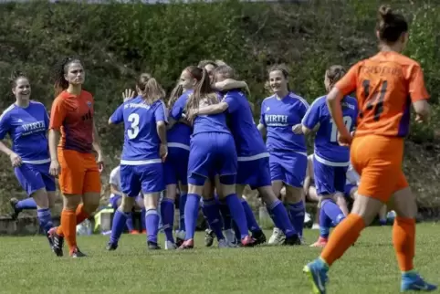 Ungewisse Zukunft: die Frauen des FC Speyer (orange), hier beim Spiel in Siegelbach. ArchivFoto: View