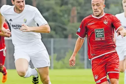 Sie prägten das Spiel: (links) Robin Cronauer (SV Morlautern) und Jonas Singer (U21 des 1. FCK) im Duell.