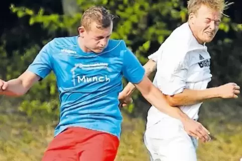 Luftkampf: Alsenztals Florian Kreischer (links) gegen Sebastian Bleckmann (Winnweiler).