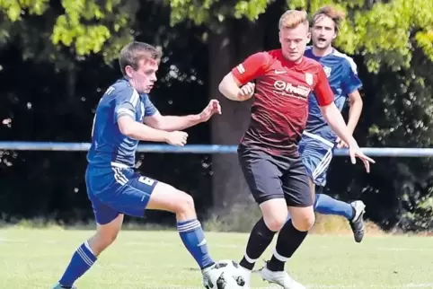 Testspiel: TuRa Otterstadt (blau) besiegt FV Berghausen 2:0.