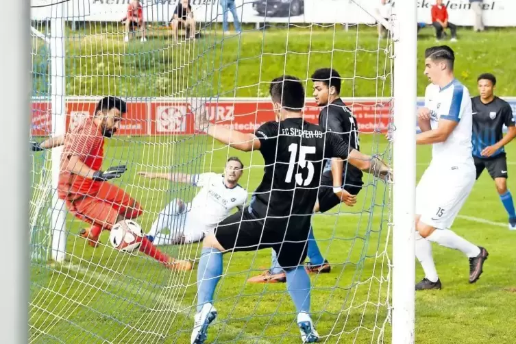 Ins Tor gezwungen: Claus Bückle (am Boden) erzielt das 1:0 für TuS Mechtersheim gegen den FC Speyer 09.