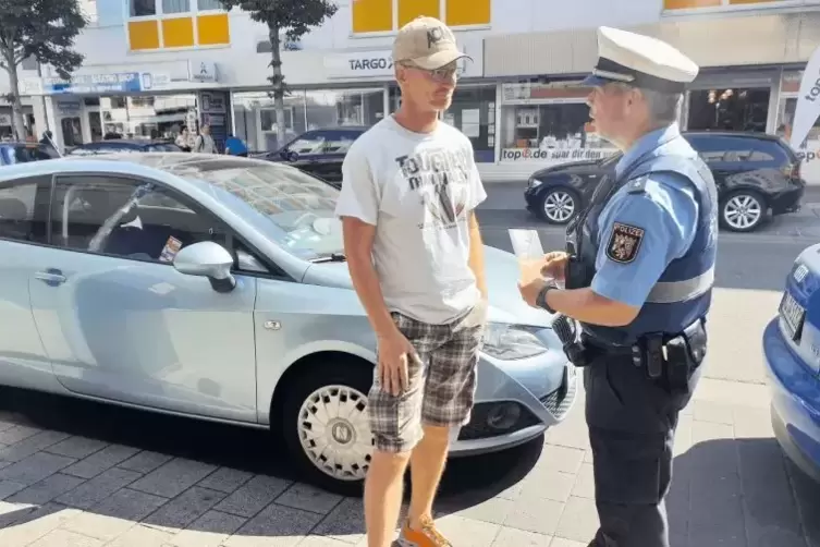 Polizist Dirk Westrich informiert Erich Naujok aus Mackenbach über die polizeiliche Präventionsoffensive, um Diebstähle aus Auto