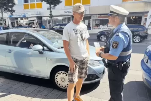 Polizist Dirk Westrich informiert Erich Naujok aus Mackenbach über die polizeiliche Präventionsoffensive, um Diebstähle aus Auto