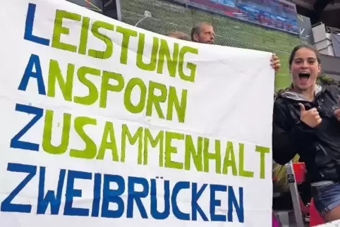 Kraftübertragung von den Rängen: Ein kleiner Fanclub unterstützte Christin Hussong und die LAZ-Starter in Nürnberg. Rechts im Bi