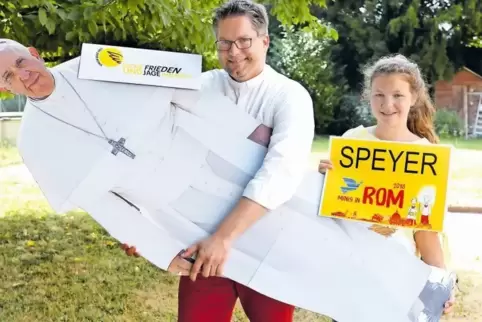 Freuen sich auf ihre Begegnung mit Papst Franziskus: Pfarrer Ralf Feix und Ministrantin Fanny Kreusch.