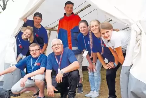 Eine Tolle Gastfreundschaft, gutes Essen und spannende Spiele lassen alle gut lachen (von links): In der Hocke die Betreuer Adam