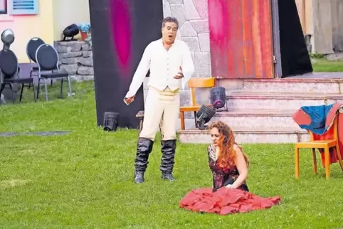 Gefühlswallung auf der Wiese: Mezzosopranistin Tiziana Fabietti als Zigeunerin Carmen, Tenor Antonio Iranzo als Don José in Gräf