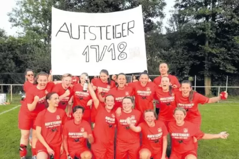Nach dem 8:0-Derbysieg am letzten Spieltag in Münchweiler zeigten sich die Frauen des ASV Winnweiler in Feierlaune, hinten von l