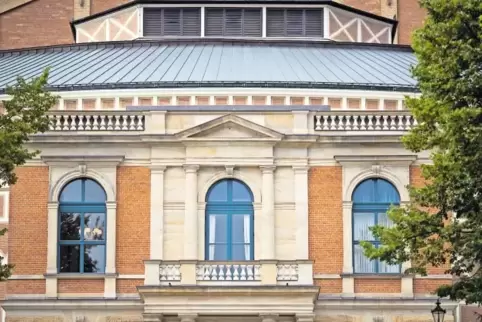 Der berühmte Balkon am Bayreuther Festspielhaus: Von hier oben herab verkünden Bläser des Orchesters immer das Ende der Pause.