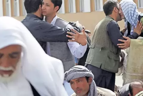 In Kabul umarmen sich Mitte Juni zum Ende des Fastenmonats Ramadan Zivilisten und Kämpfer der Taliban. Diese besuchten die Haupt