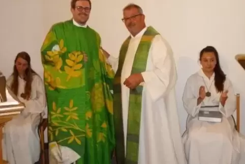 Kaplan Michael Bieberich (links) und Pfarrer Thomas Buchert beim Abschiedsgottesdienst.  Foto: Kirche 