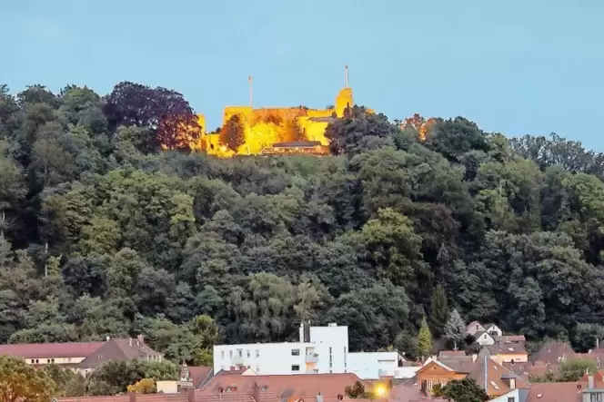 Festlich: Burg Nanstein wurde bereits in den 1850er Jahren Schauplatz eines Maifests, auch wegen ihrer Aussicht. Festlich: Burg Nanstein wurde bereits in den 1850er Jahren Schauplatz eines Maifests, auch wegen ihrer Aussicht.