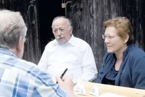 RHEINPFALZ-Redakteur Thomas Behnke im Gespräch mit Jörn Wilhelm (Mitte) und seiner Frau Gisela.