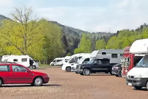 Diese Bild hat Jürgen Lejeune an Pfingsten auf dem öffentlichen Parkplatz beim Sportpark aufgenommen. Zahlreiche Wohnmobilisten 