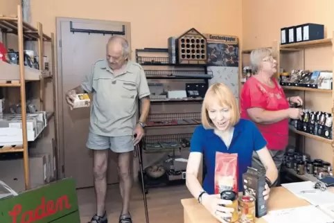 Herbert Schön, Judith Veth und Elvira Schön (von links) helfen regelmäßig beim Verkauf fair gehandelter Waren aus anderen Länder