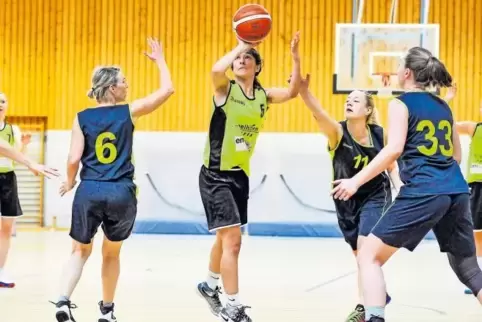 Künftig gehen die Basketballerinnen der TSG Maxdorf in der Oberliga auf Punktejagd. Trainer Haluk Yumurtaci ist dabei, die Manns