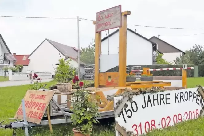Mit einem Motivwagen beim Minikreisel zwischen Pirmasenser- und Bitscher Straße, auf dem sich eine Guillotine, im Volksmund "Hac