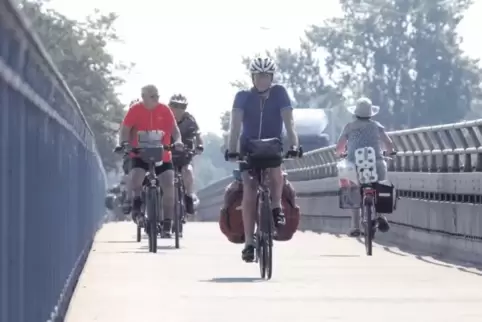Nicht die Ausnahme, sondern die Regel: Die Radwege auf der Rheinbrücke werden in beide Richtungen befahren. Nach der Sanierung w