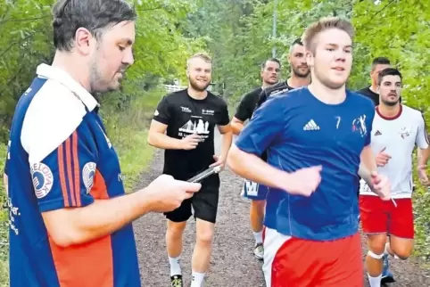 Handball-Training ohne Ball: TSG-Trainer Tobias Job (links) lässt seine Spieler derzeit viel durch den Wald laufen. Dabei überpr