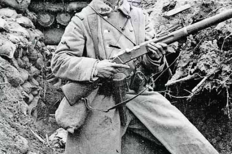 Französischer Soldat im Schützengraben in den Vogesen.