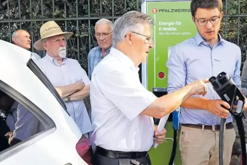 Projektleiter Andreas Memmer (rechts) erläutert Ortsbürgermeister Robert Brunner die Ladestecker.