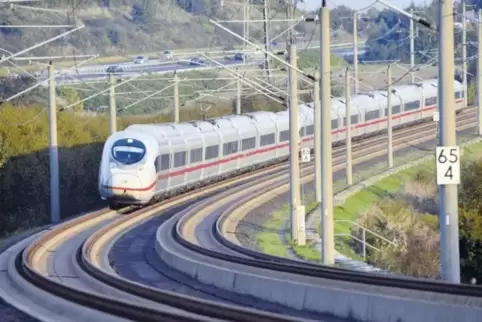 Nicht immer pünktlich, aber immer stärker frequentiert: Die ICE-Züge der Bahn (hier auf der Schnellstrecke Köln-Rhein/Main).
