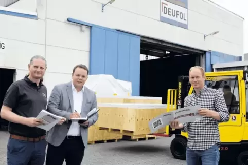 Suchen Kollegen, die zupacken können (von links): die leitenden Deufol-Mitarbeiter Andreas Eckhardt, Christian Reinmold und Mich