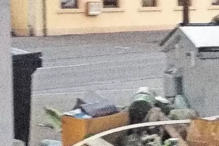Unsch&ouml;ner Anblick: M&uuml;ll am Bahnhof-Zugang.